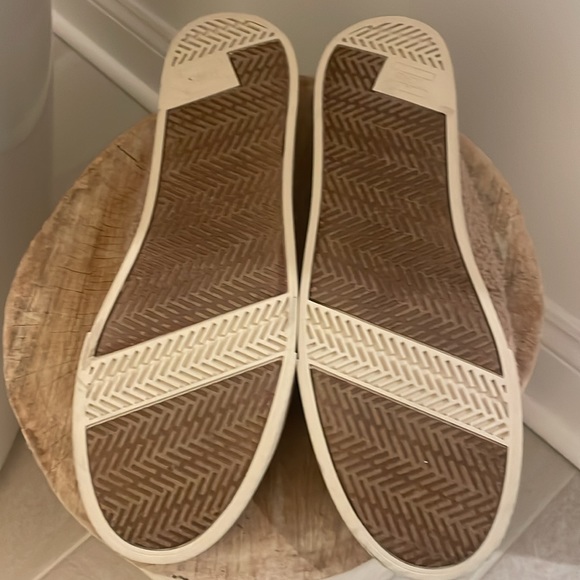 Sherpa Tom’s slip ons - Picture 4 of 4
